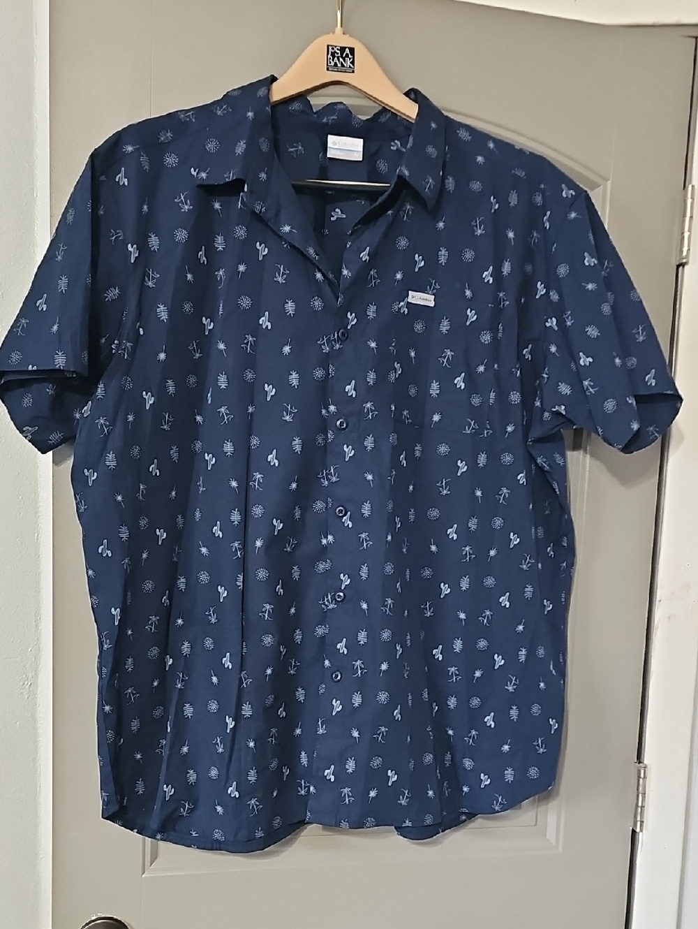 Columbia Men's Navy Short-Sleeve Button-Down Shirt with Subtle Desert Print (A)